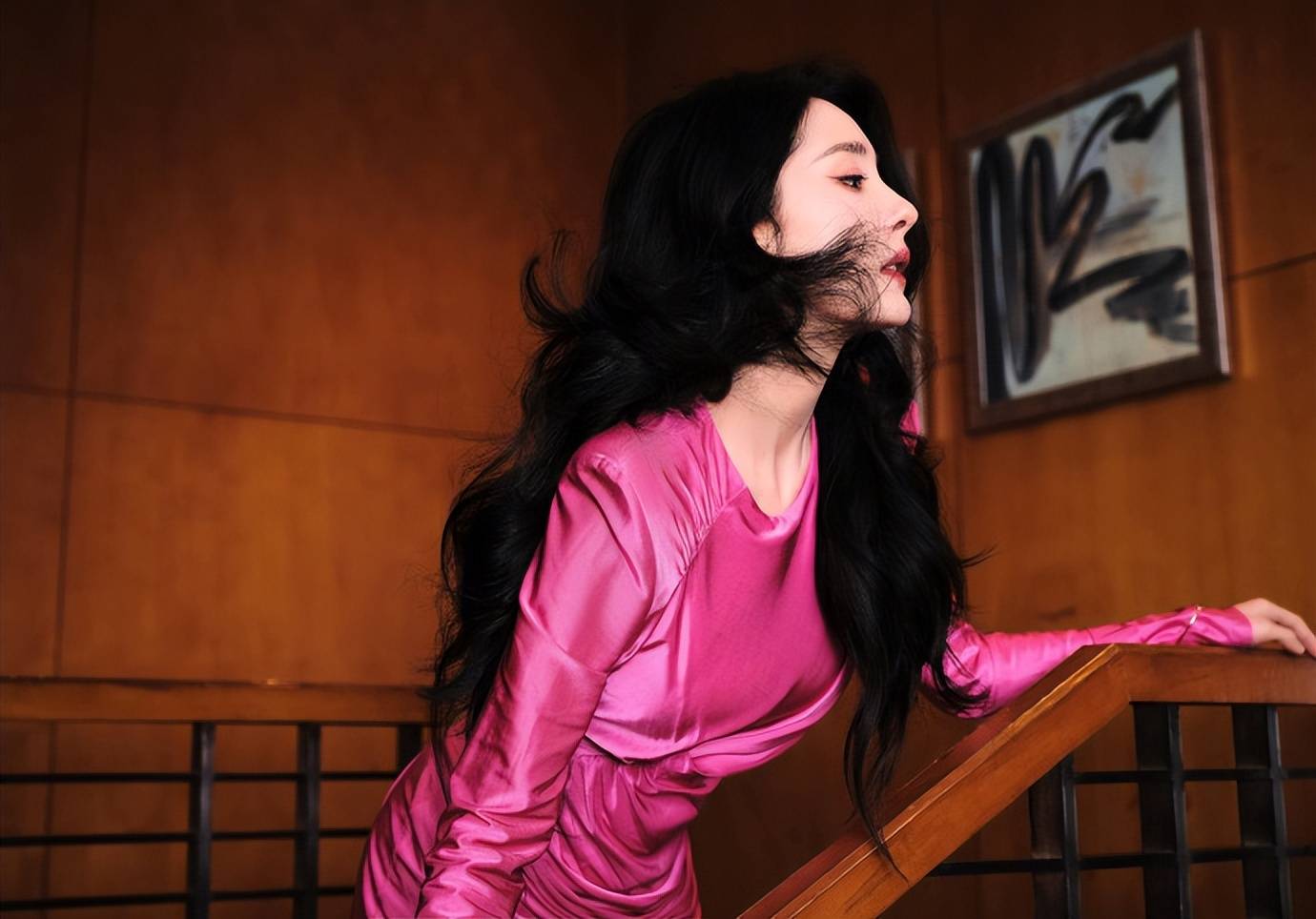 杨幂穿玫瑰色绸缎短裙大秀美腿！面容精致妩媚动人