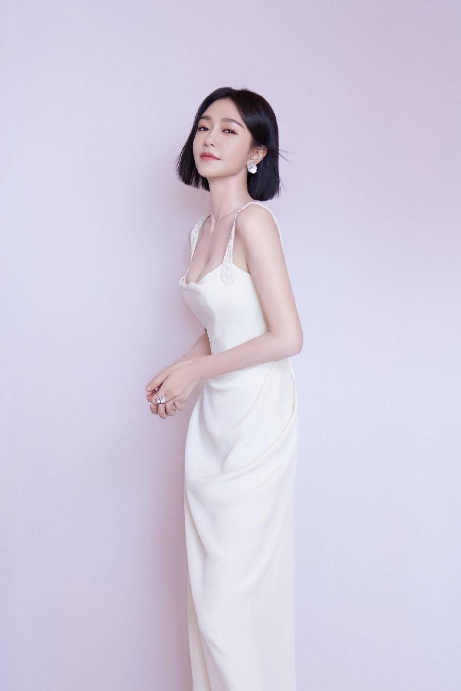 秦岚穿白色吊带长裙露出事业线！凹凸有致的身材性感迷人