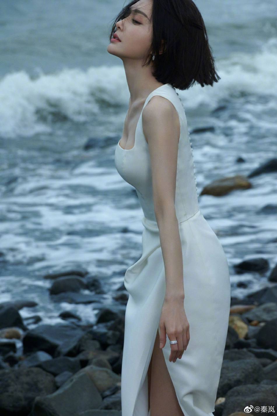 秦岚身穿白色长裙大秀长腿！曼妙身材性感迷人