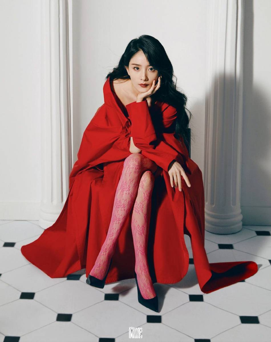 杨幂最新写真展现完美身材！肤白貌美大长腿惊艳无比