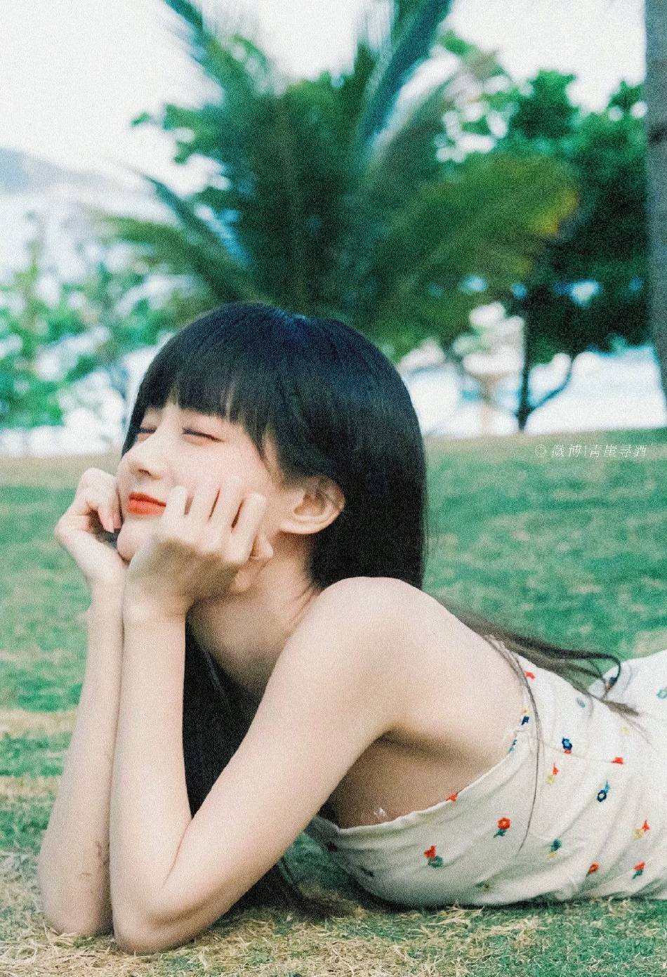 李一桐白底碎花裙大秀香肩!雪肤玉貌美得让人窒息-1 李一桐白底碎花裙大秀香肩!雪肤玉貌美得让人窒息