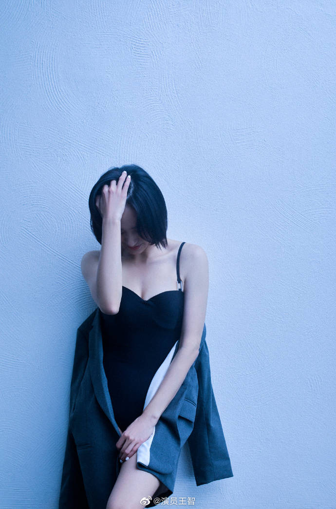 王智穿泳装写真露事业线大美腿！魔鬼身材火辣迷人-6