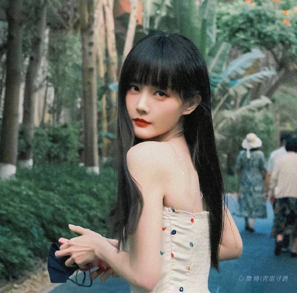 李一桐白底碎花裙大秀香肩!雪肤玉貌美得让人窒息-2 李一桐白底碎花裙大秀香肩!雪肤玉貌美得让人窒息