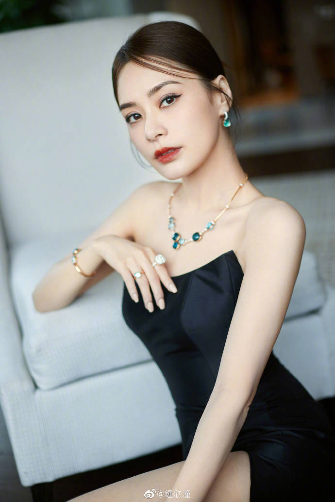钟欣潼穿抹胸高开叉长裙秀美腿！曼妙身材性感撩人-2