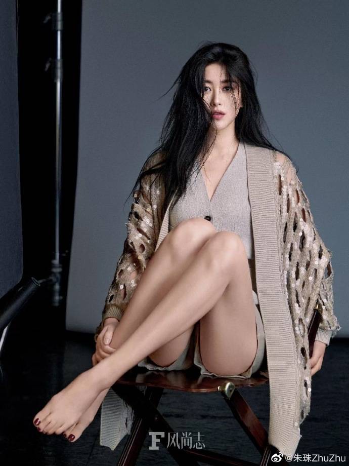 “中国第一美女”朱珠时尚杂志靓丽写真！大长腿太性感撩人-1