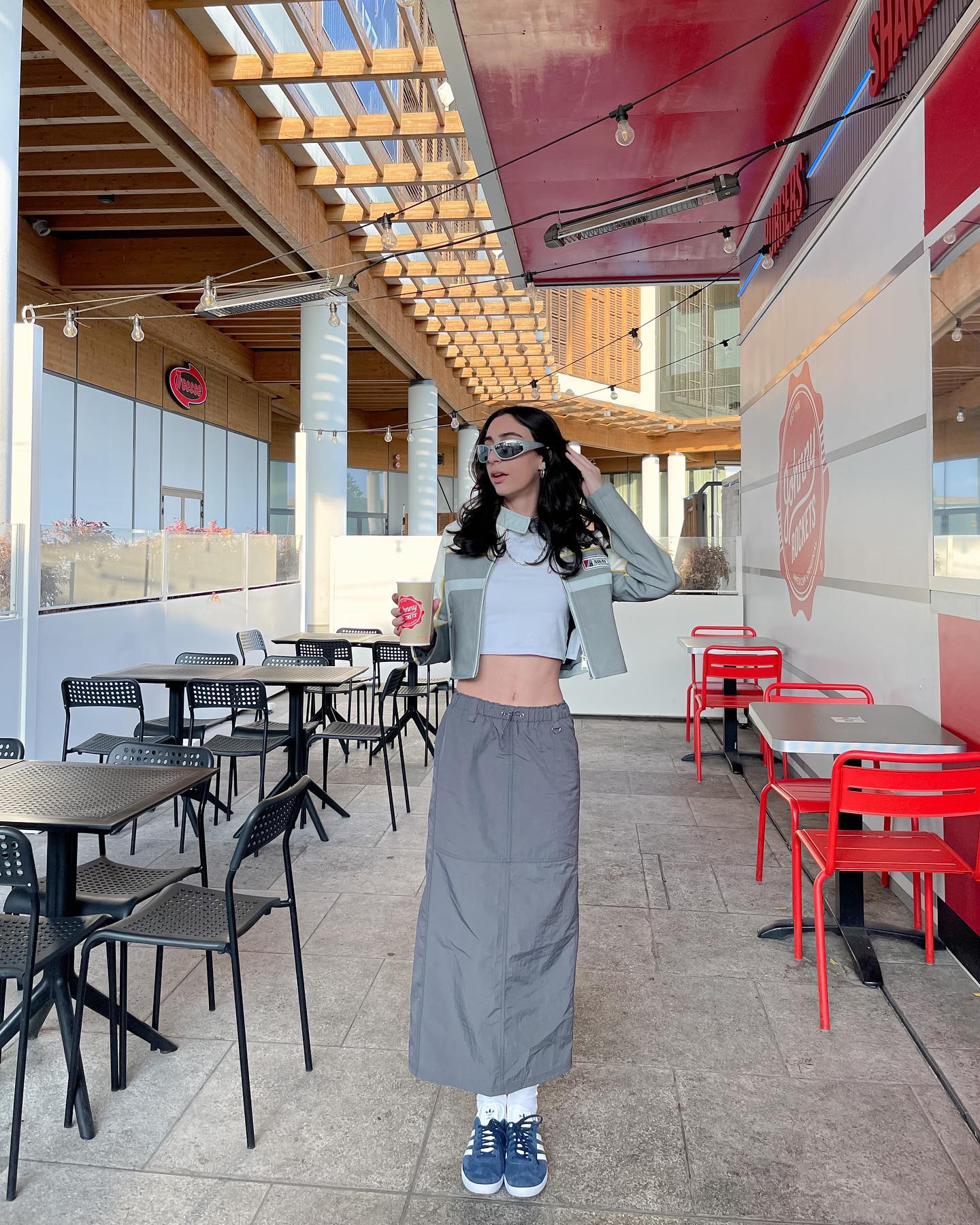 工装裤搭配降落伞裙,轻松穿出率性Y2K时尚风