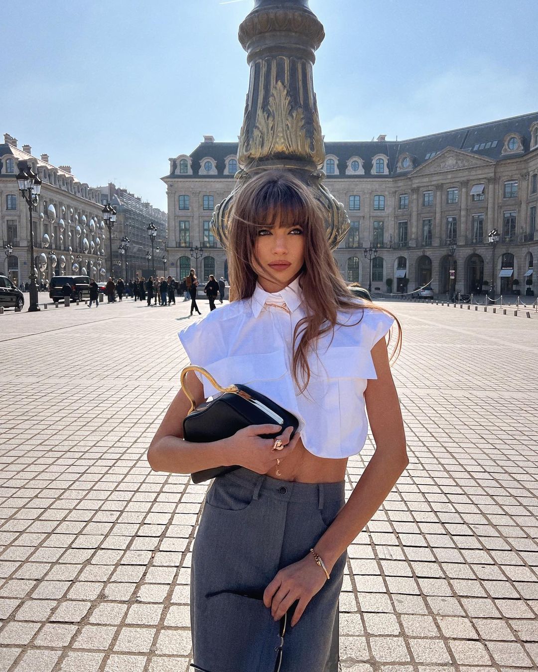 为法式穿搭添点辣,模特儿Mara Lafontan时而文艺的多变造型成穿搭示范