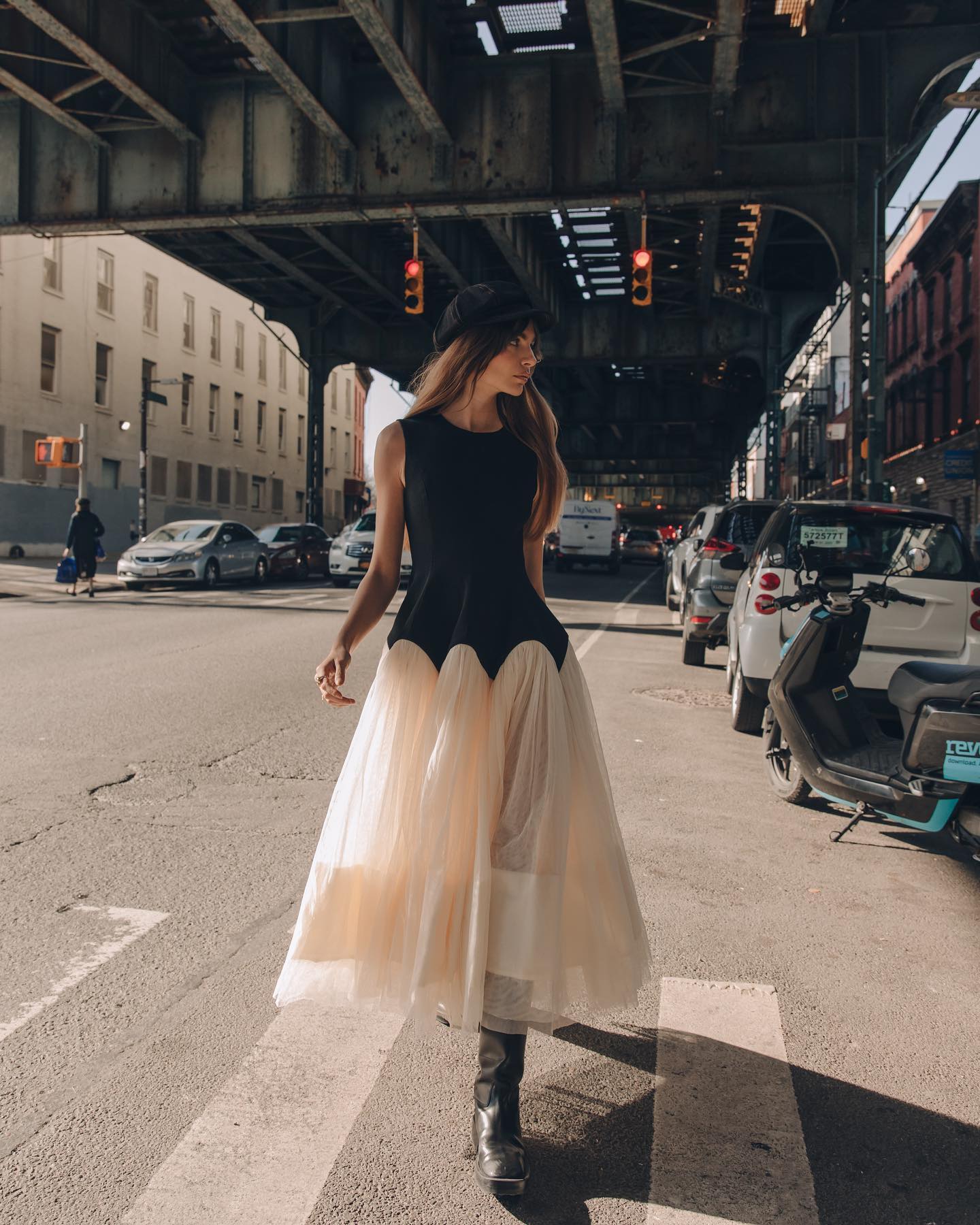 为法式穿搭添点辣,模特儿Mara Lafontan时而文艺的多变造型成穿搭示范