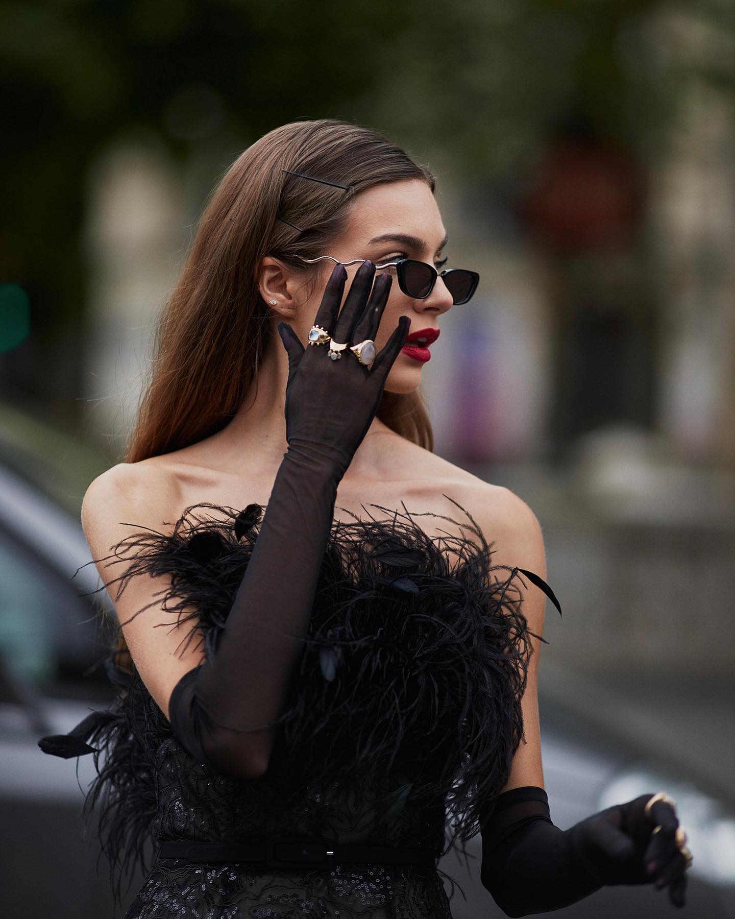 为法式穿搭添点辣,模特儿Mara Lafontan时而文艺的多变造型成穿搭示范