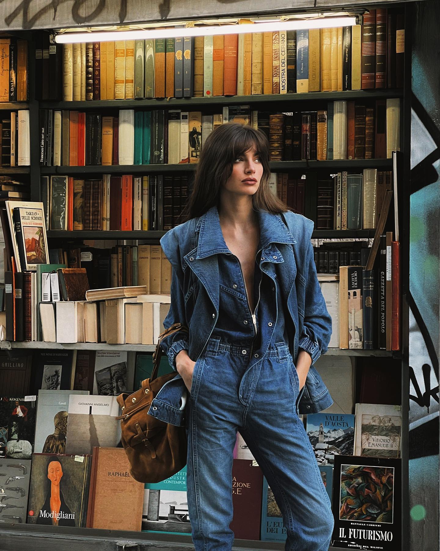 为法式穿搭添点辣,模特儿Mara Lafontan时而文艺的多变造型成穿搭示范