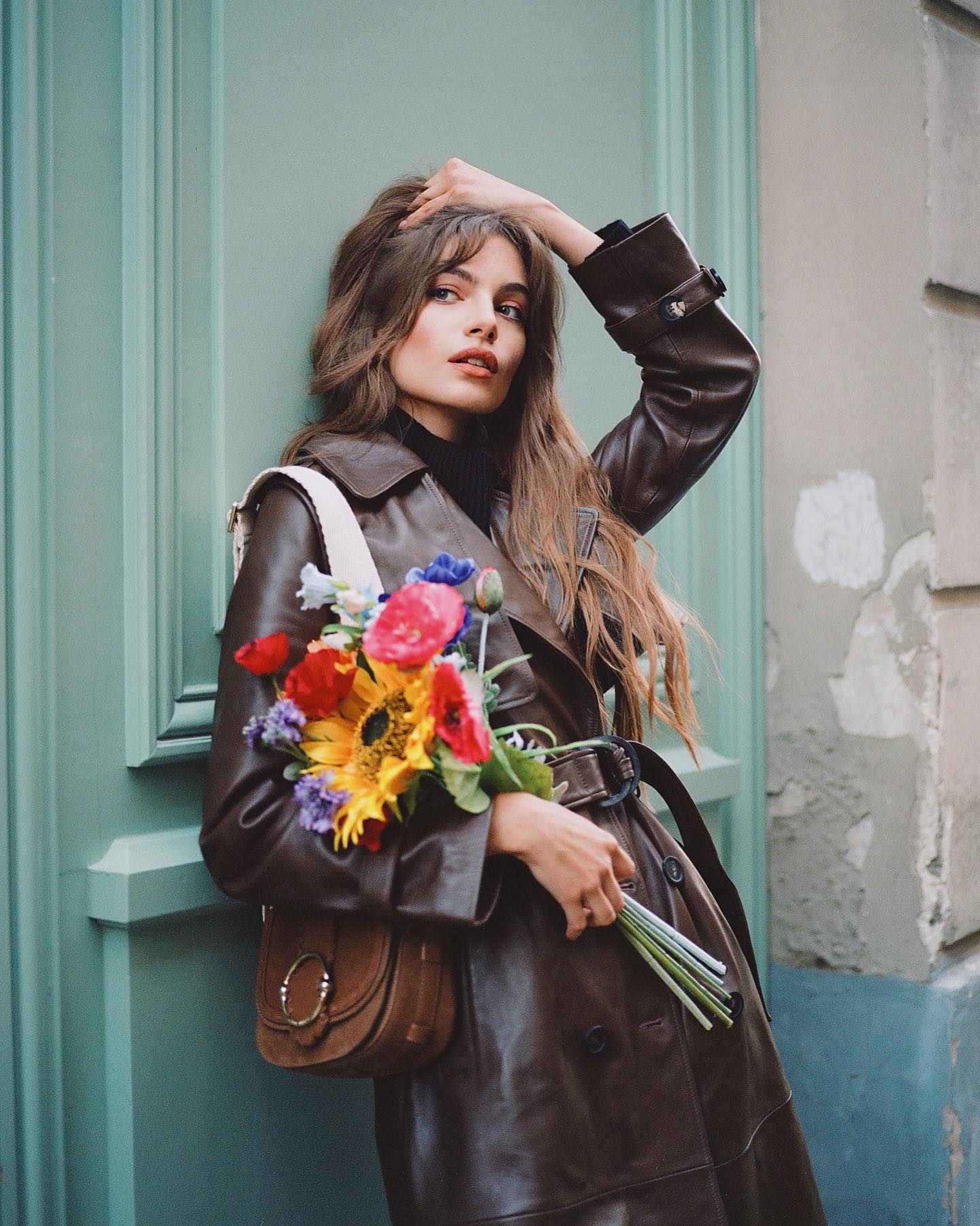 为法式穿搭添点辣,模特儿Mara Lafontan时而文艺的多变造型成穿搭示范