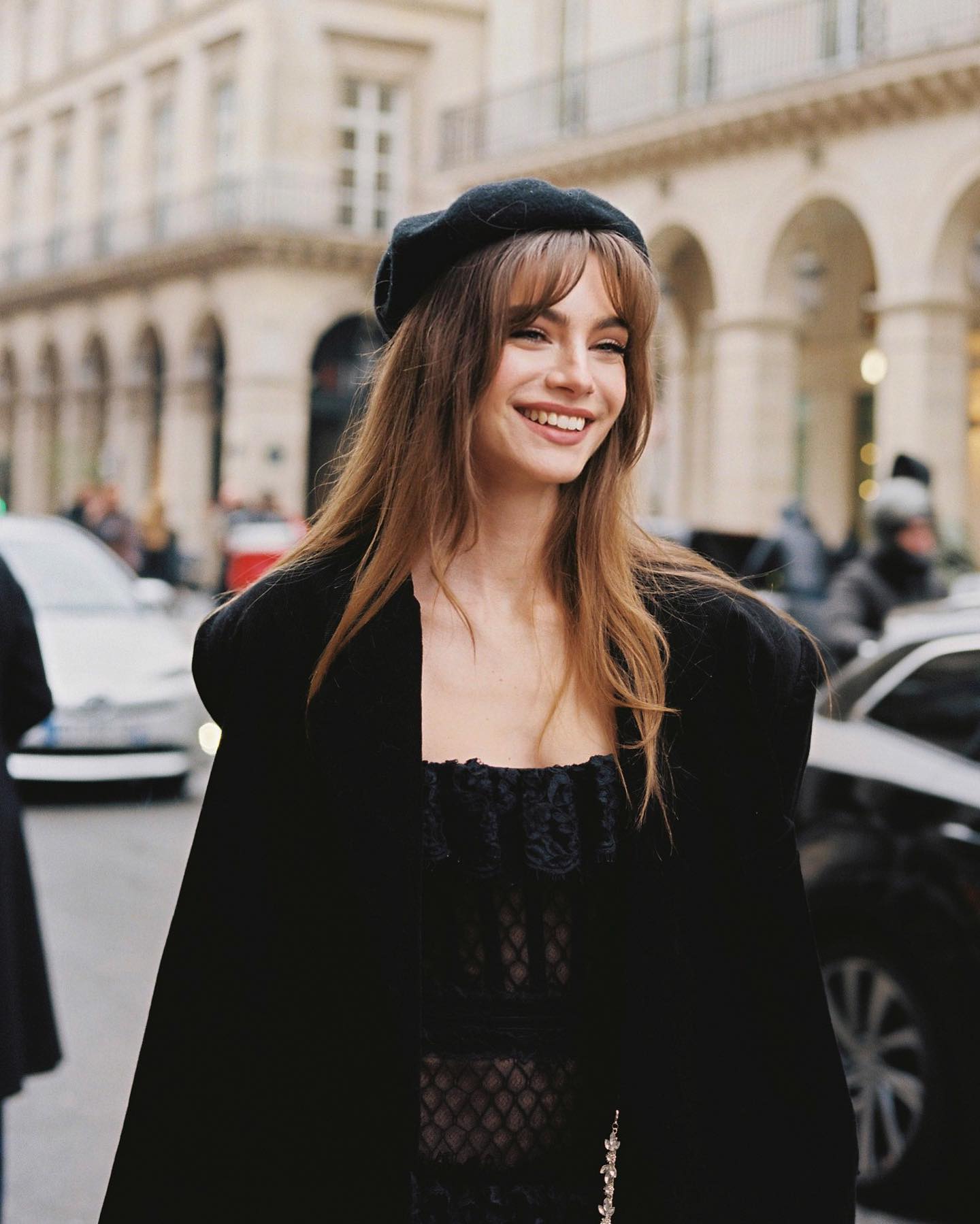 为法式穿搭添点辣，模特儿Mara Lafontan时而文艺的多变造型成穿搭示范