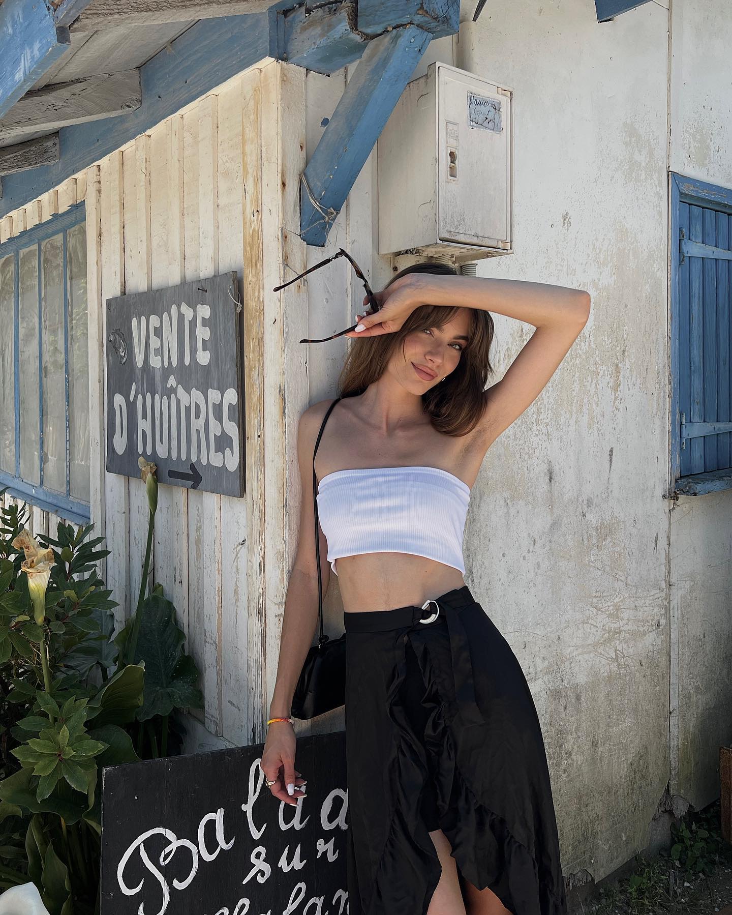 为法式穿搭添点辣，模特儿Mara Lafontan时而文艺的多变造型成穿搭示范