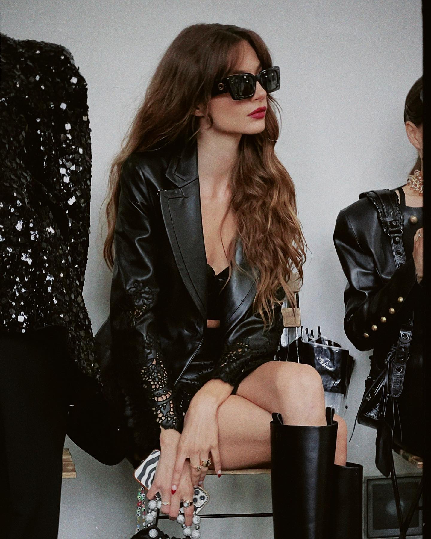 为法式穿搭添点辣，模特儿Mara Lafontan时而文艺的多变造型成穿搭示范