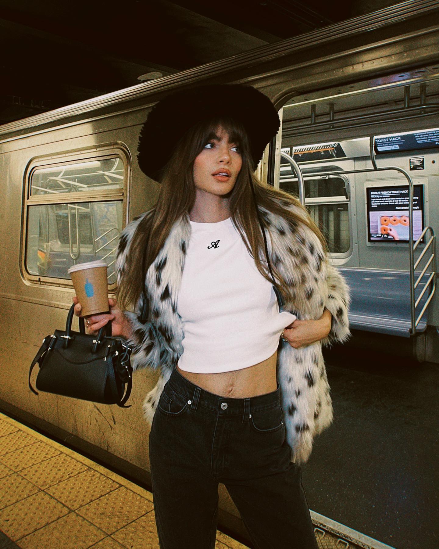 为法式穿搭添点辣，模特儿Mara Lafontan时而文艺的多变造型成穿搭示范