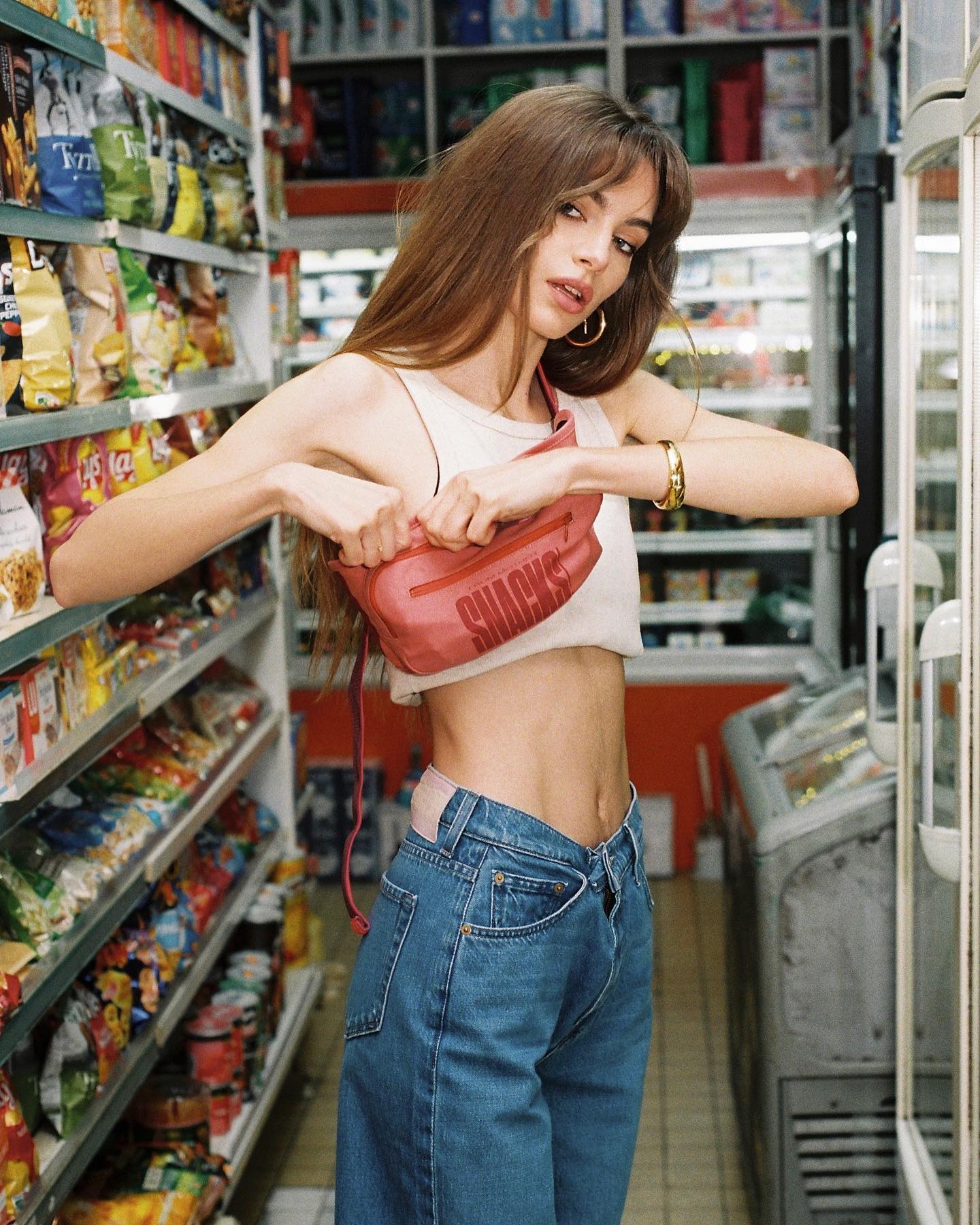 为法式穿搭添点辣，模特儿Mara Lafontan时而文艺的多变造型成穿搭示范