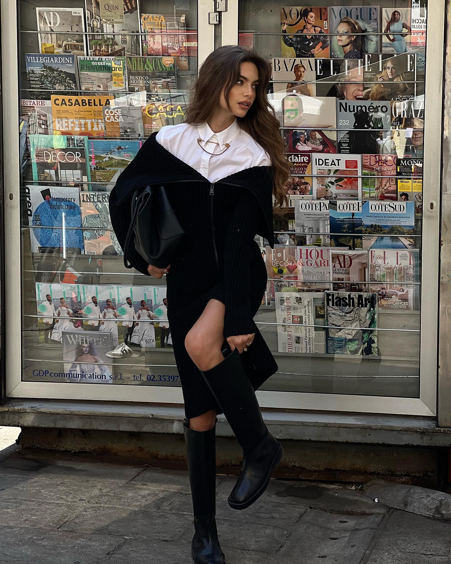 为法式穿搭添点辣,模特儿Mara Lafontan时而文艺的多变造型成穿搭示范