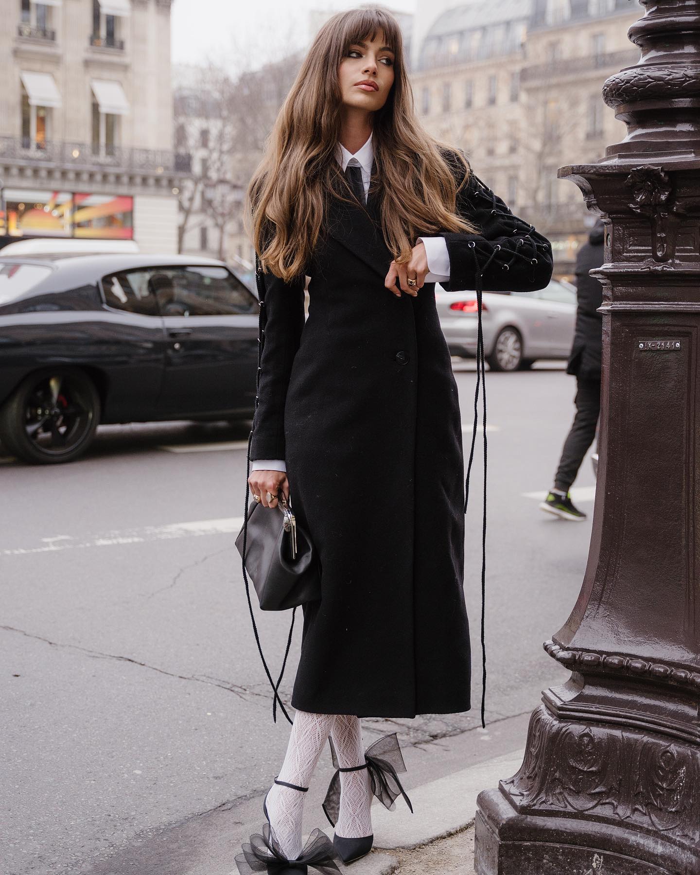 为法式穿搭添点辣，模特儿Mara Lafontan时而文艺的多变造型成穿搭示范