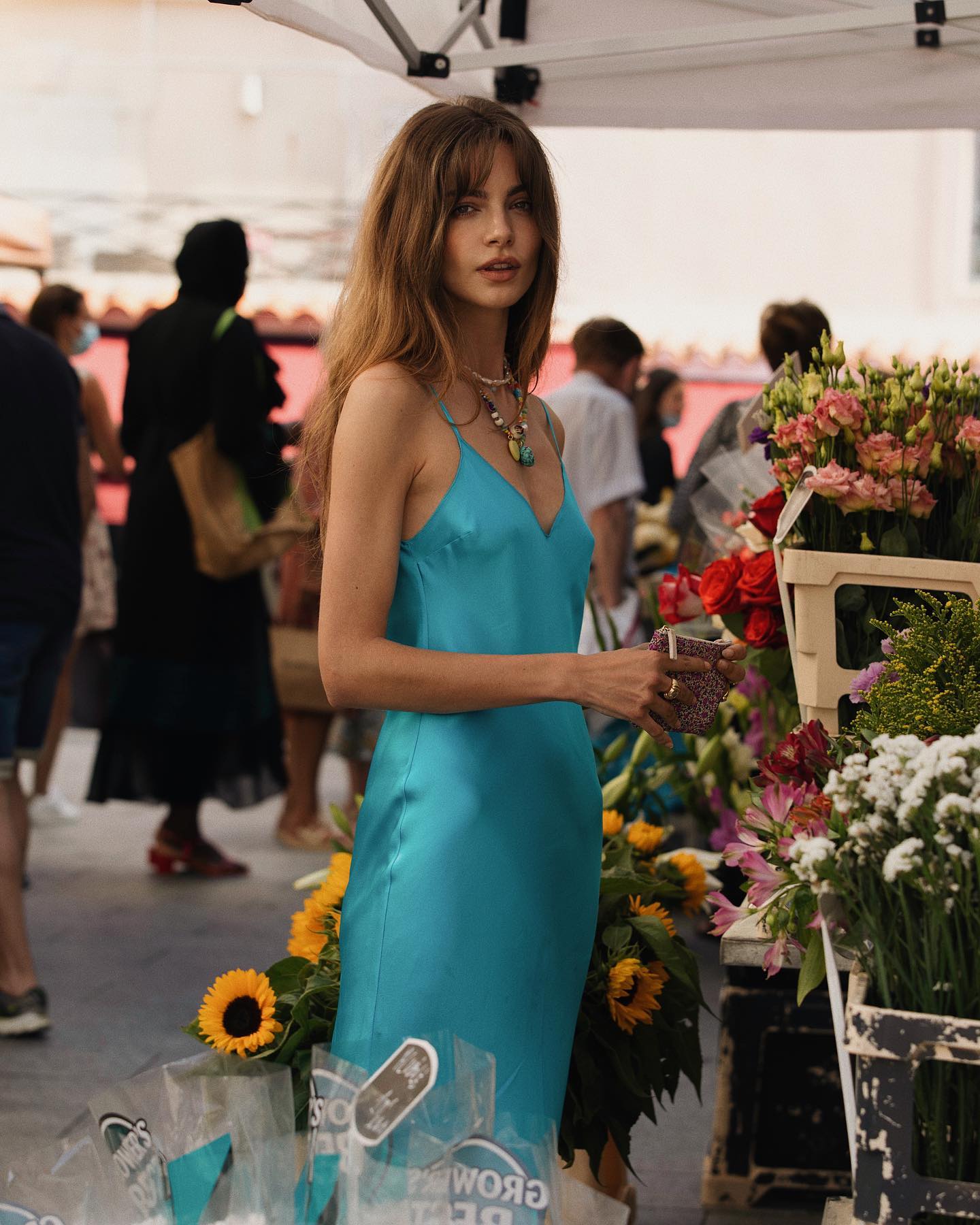 为法式穿搭添点辣，模特儿Mara Lafontan时而文艺的多变造型成穿搭示范