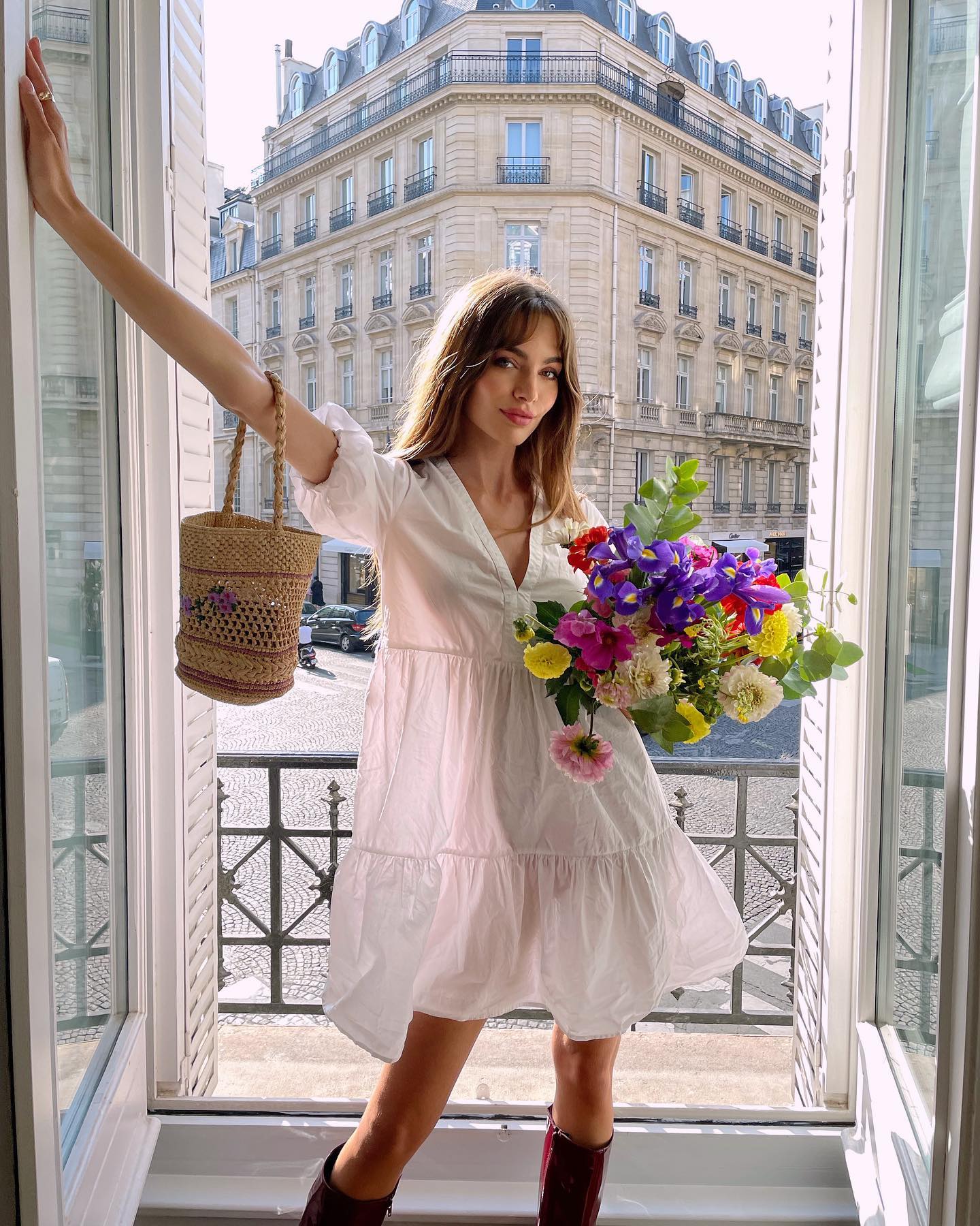 为法式穿搭添点辣，模特儿Mara Lafontan时而文艺的多变造型成穿搭示范