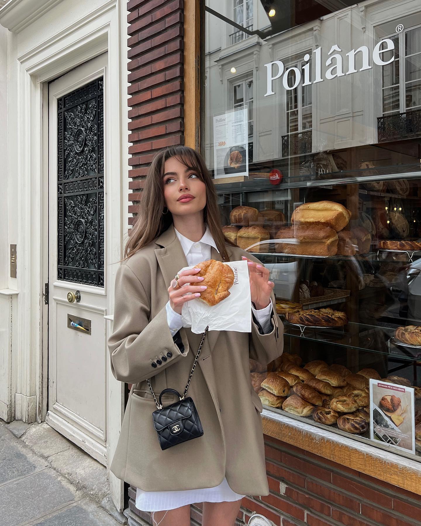 为法式穿搭添点辣，模特儿Mara Lafontan时而文艺的多变造型成穿搭示范