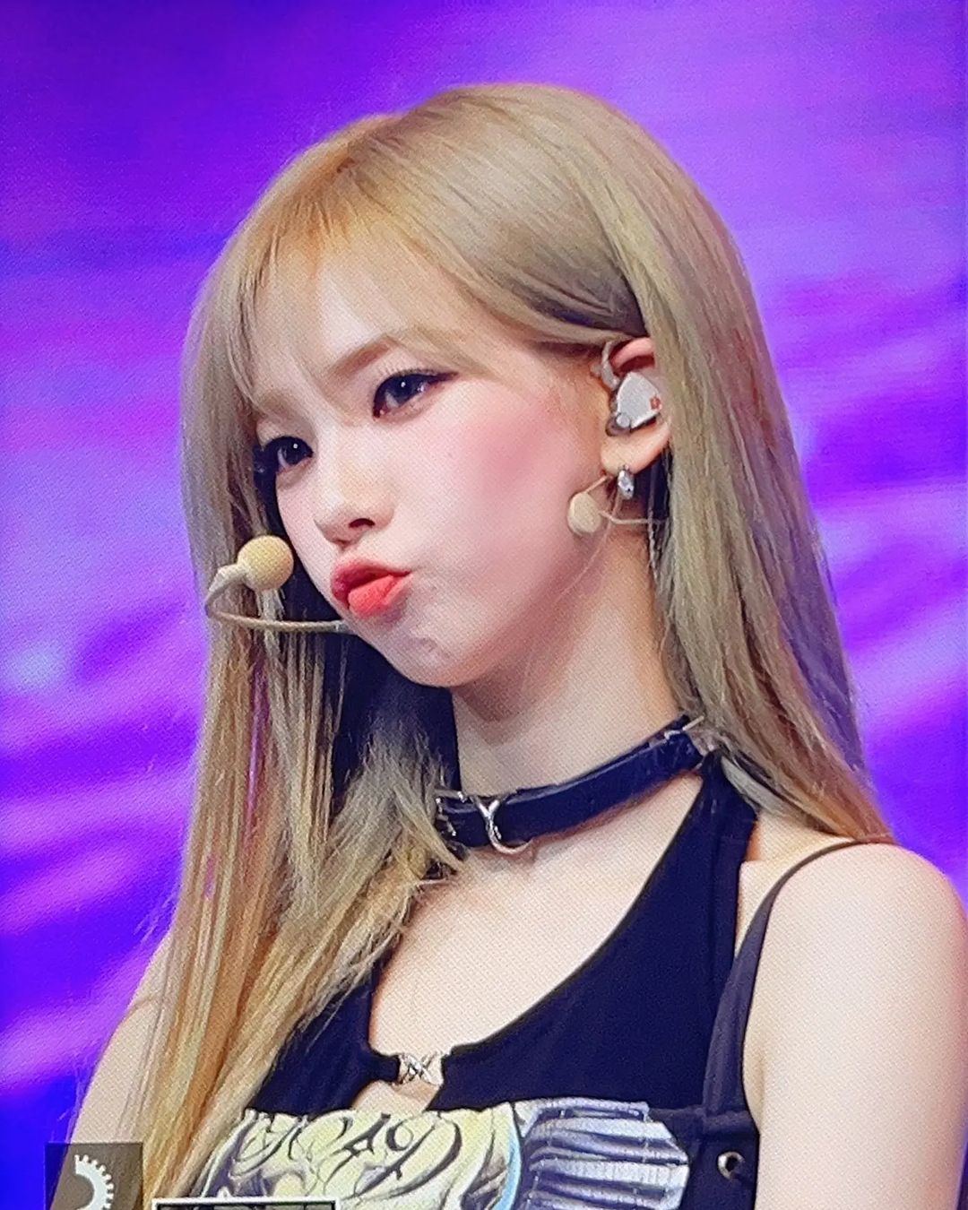 绝色美女偶像Karina染金发秒变芭比