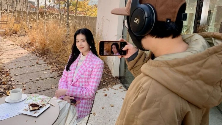 韩国演员郑恩彩的8大减龄穿搭术,用色彩打破单调乏味