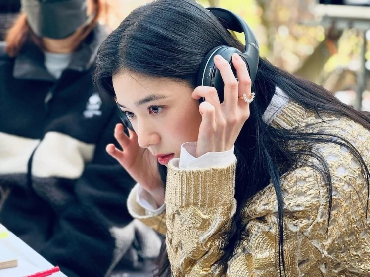 韩国演员郑恩彩的8大减龄穿搭术,用色彩打破单调乏味