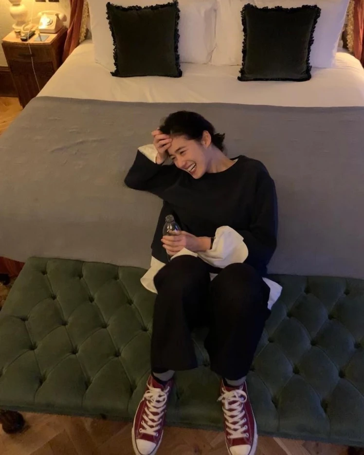 韩国演员郑恩彩的8大减龄穿搭术,用色彩打破单调乏味