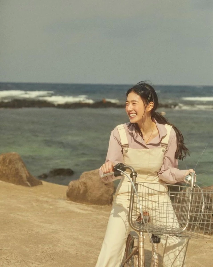 韩国演员郑恩彩的8大减龄穿搭术,用色彩打破单调乏味