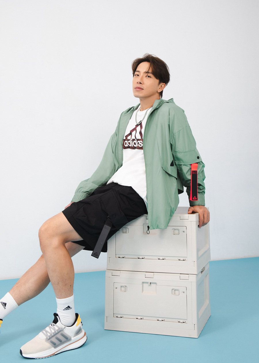 换季潮履怎么挑?跟着IU李知恩、坤达他们穿就对了!