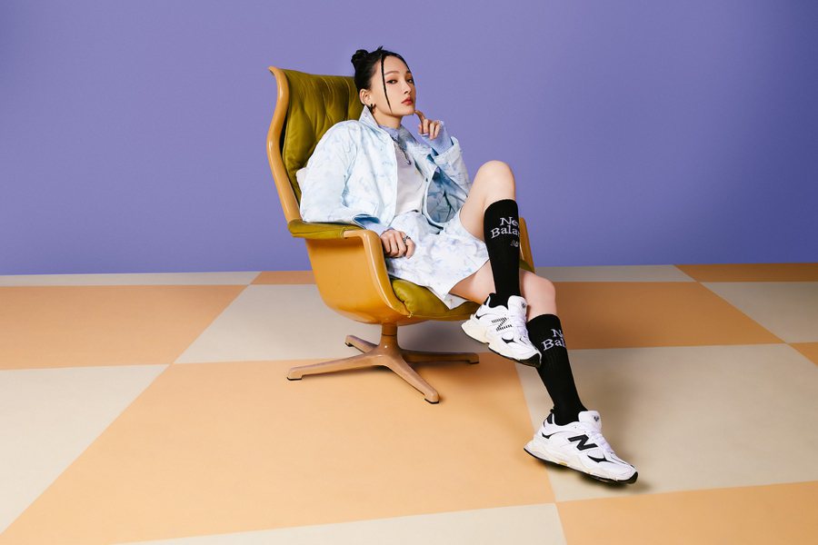 换季潮履怎么挑?跟着IU李知恩、坤达他们穿就对了!