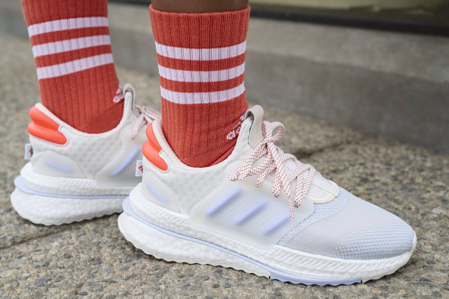 换季潮履怎么挑?跟着IU李知恩、坤达他们穿就对了!