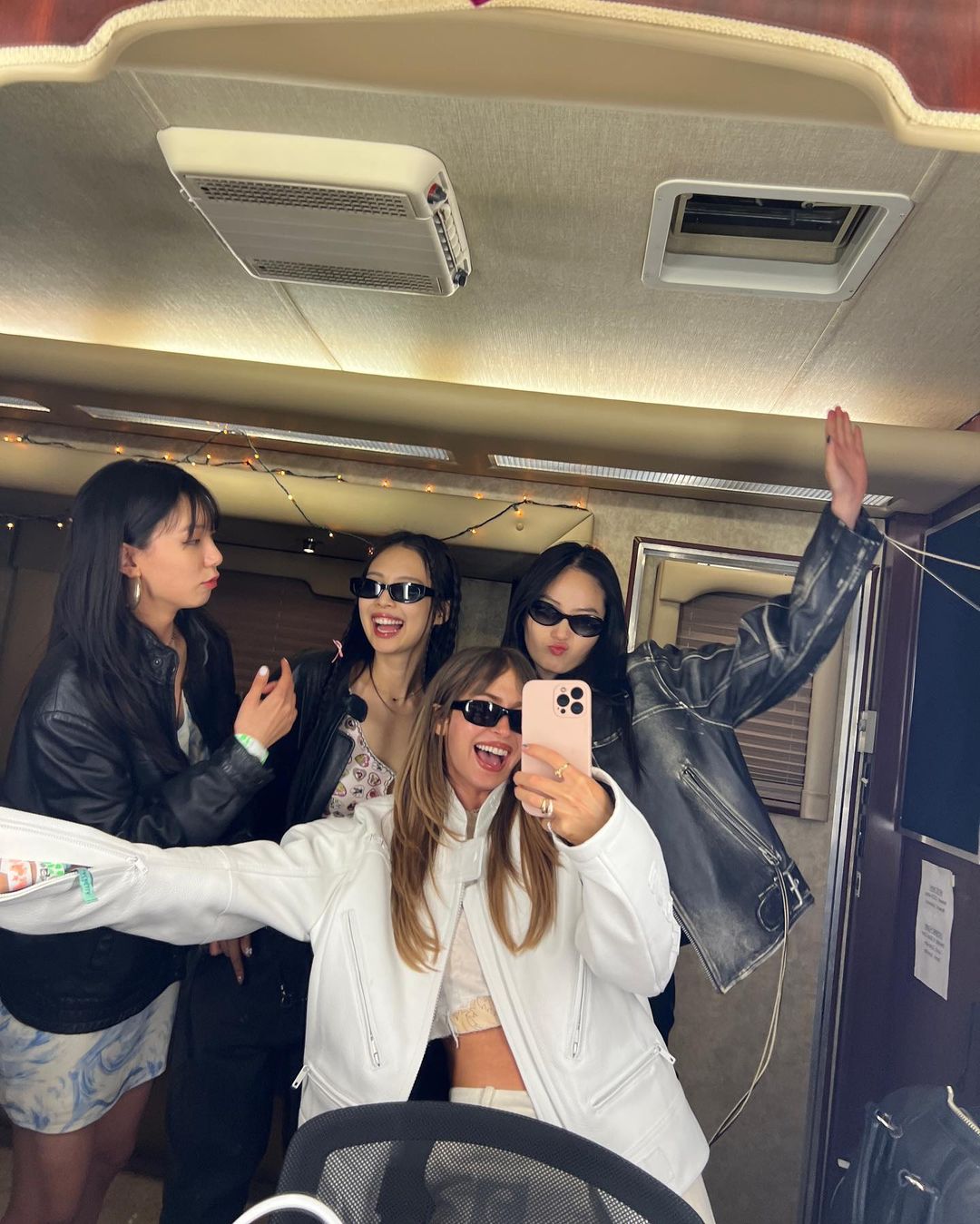 私下穿搭也和出镜一样好看,BLACKPINK在Coachella都穿什么