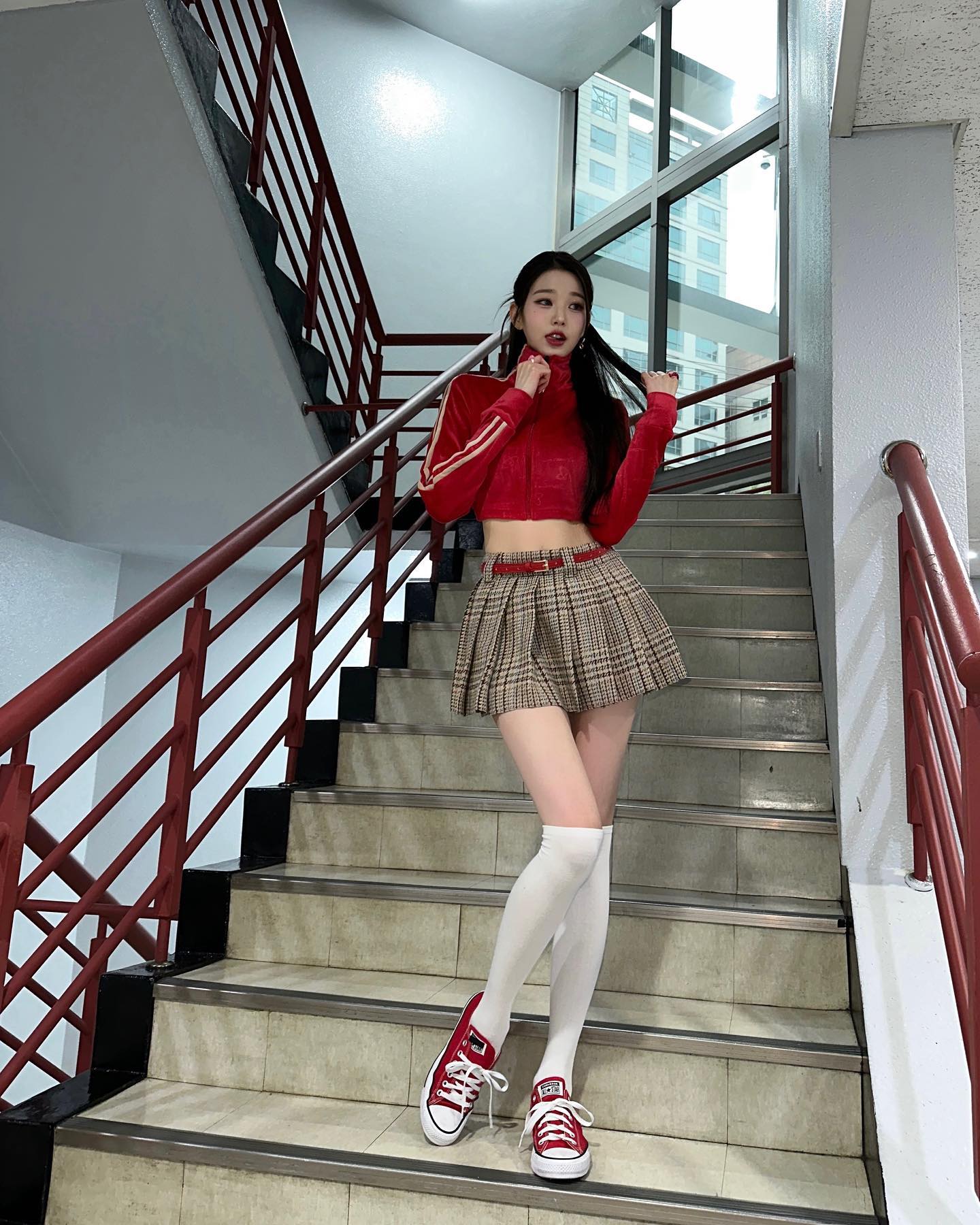 天气回暖别再执着于短袜,当季长筒袜越来越多女生喜爱穿