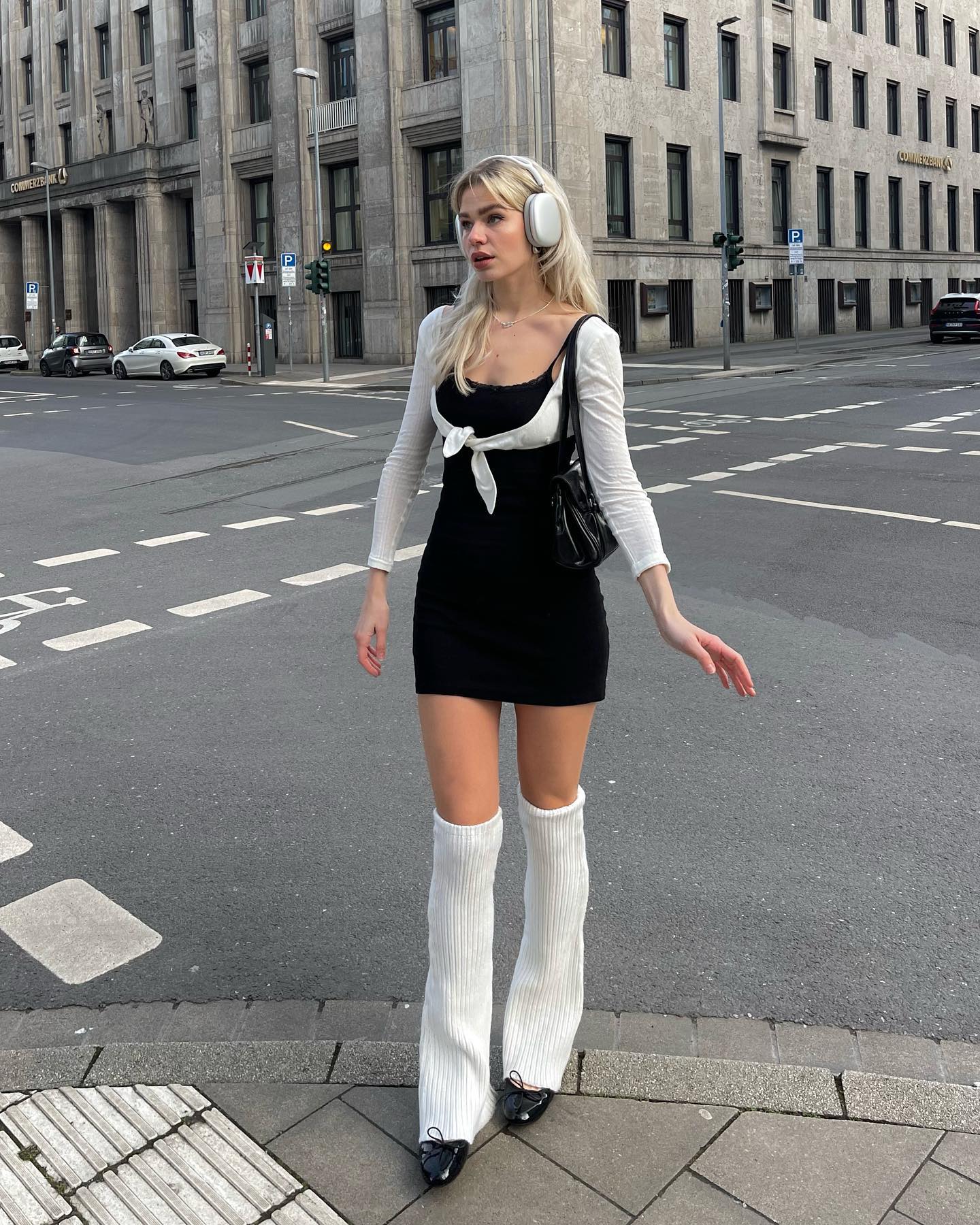 天气回暖别再执着于短袜，当季长筒袜越来越多女生喜爱穿