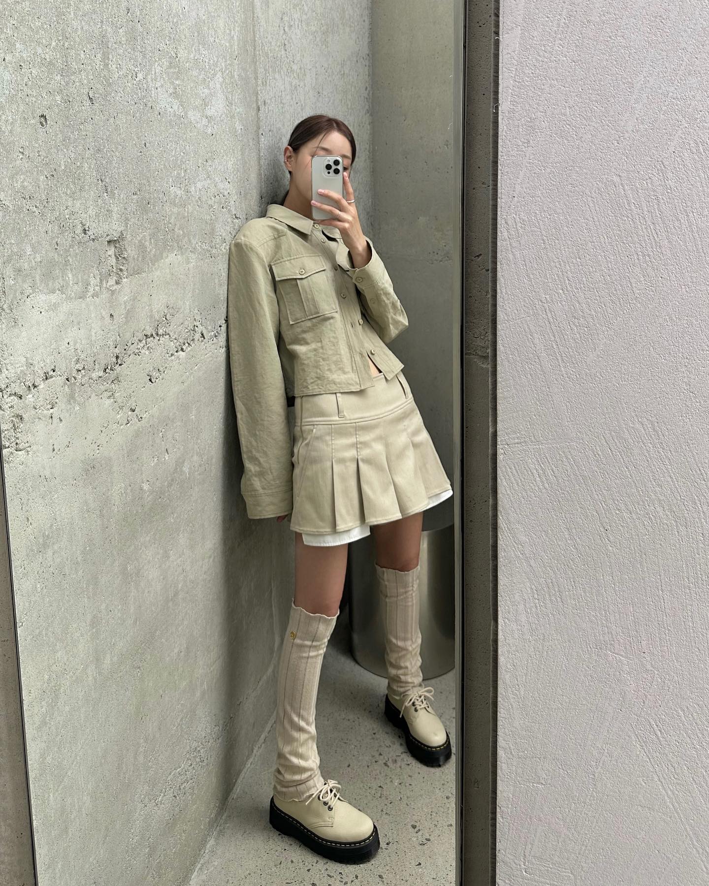 天气回暖别再执着于短袜,当季长筒袜越来越多女生喜爱穿