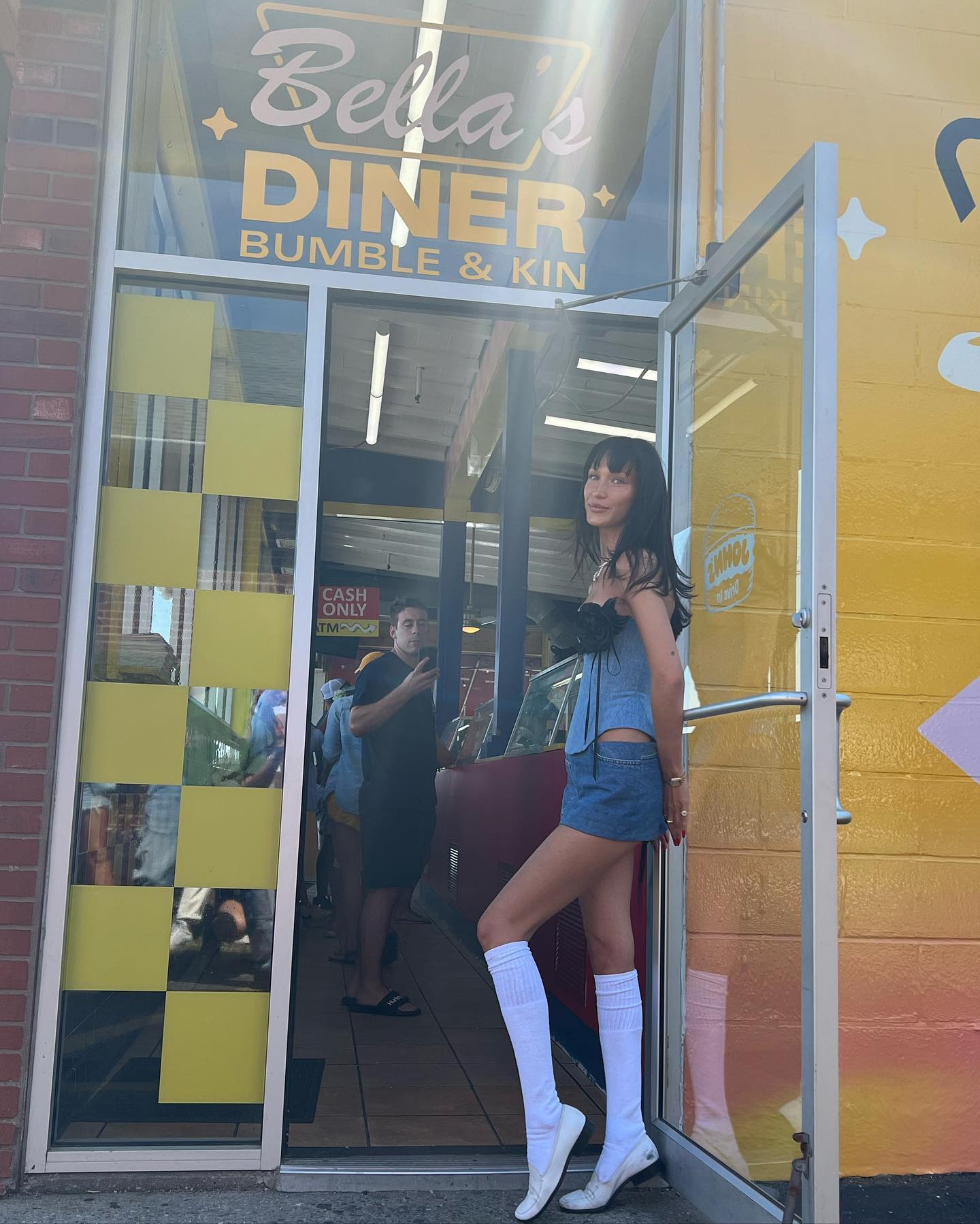 天气回暖别再执着于短袜,当季长筒袜越来越多女生喜爱穿