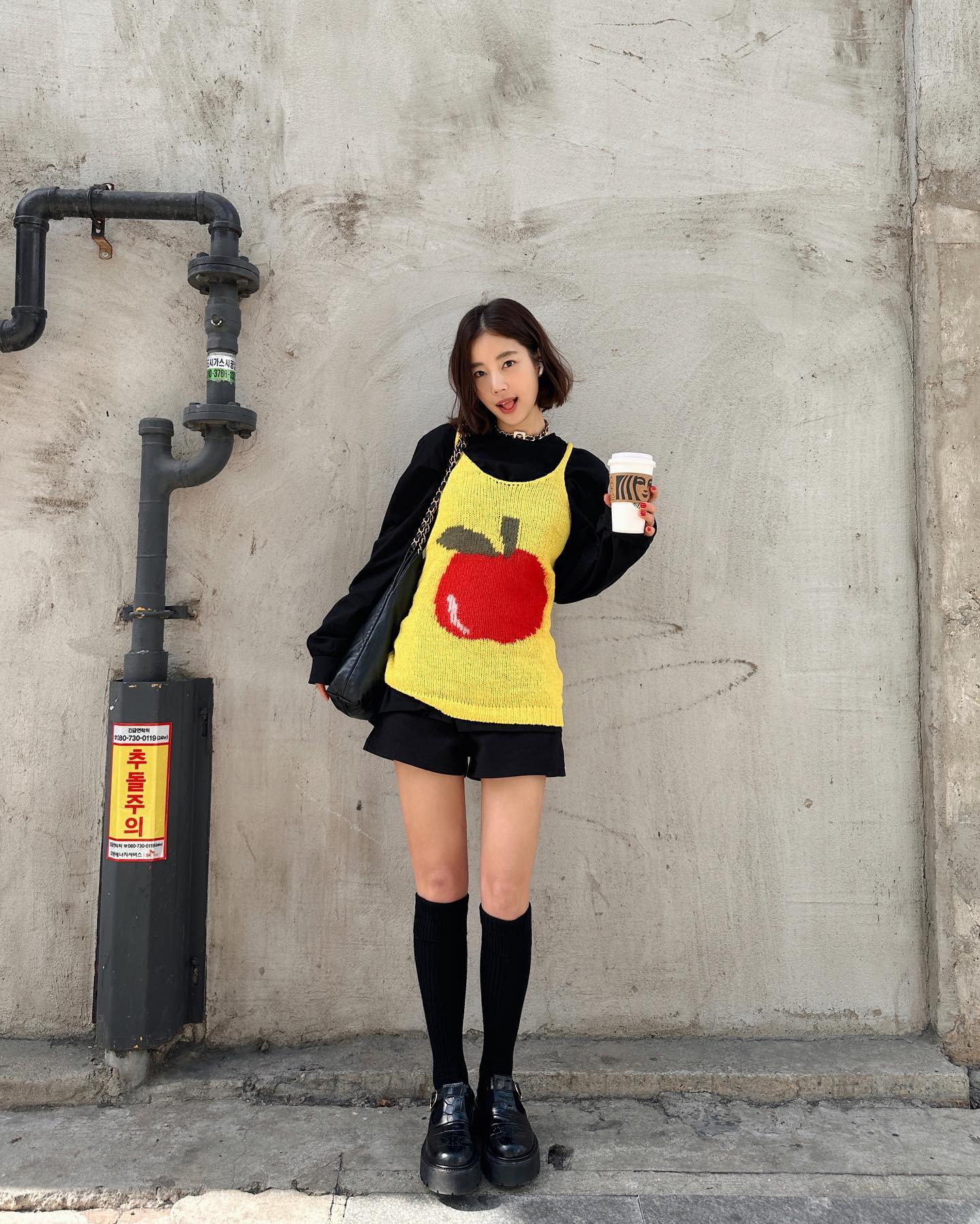 天气回暖别再执着于短袜，当季长筒袜越来越多女生喜爱穿