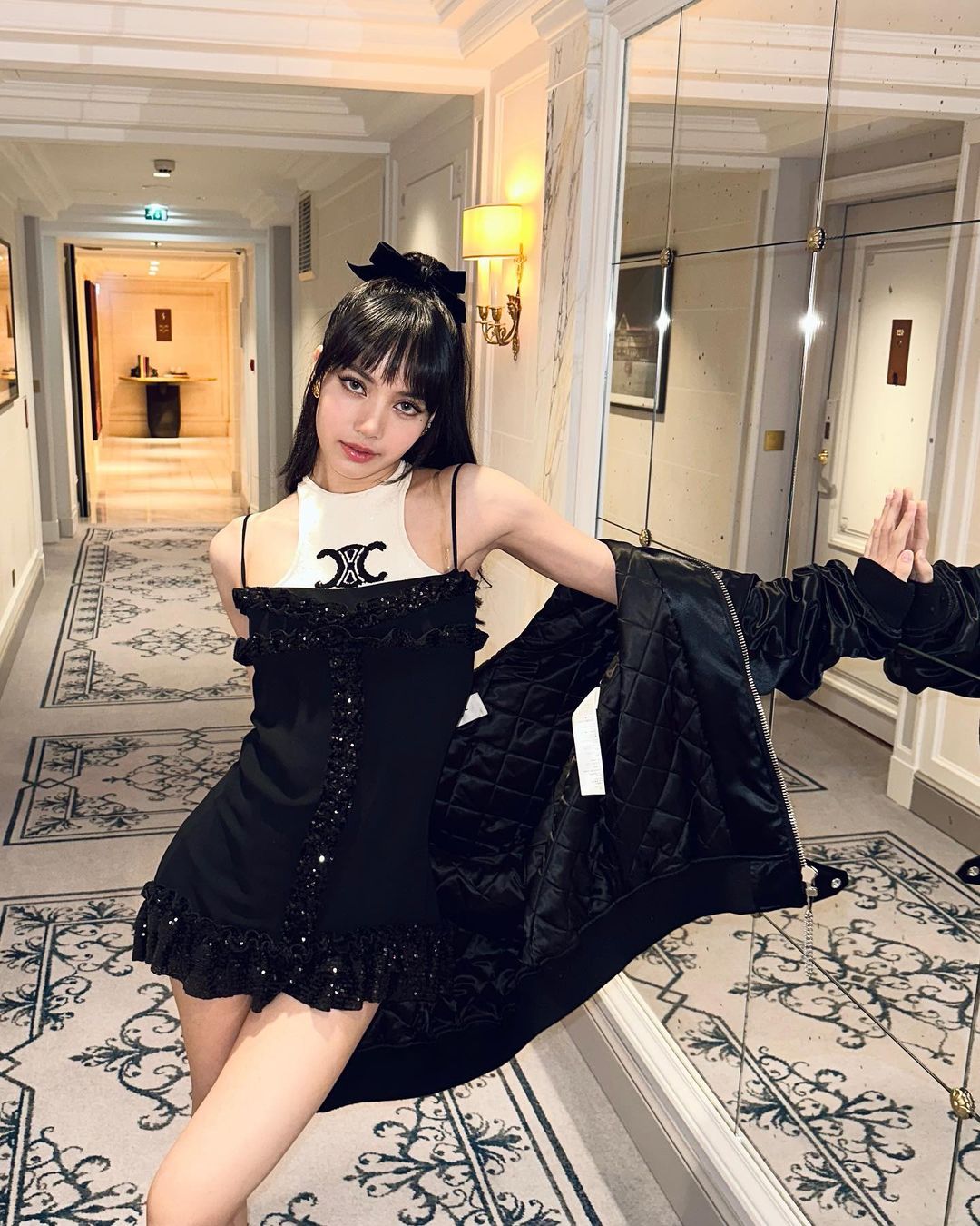 又到戴蝴蝶结发饰的时候,Lisa、张员瑛也喜爱戴!