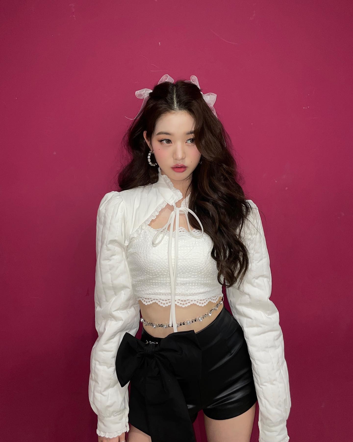 又到戴蝴蝶结发饰的时候,Lisa、张员瑛也喜爱戴!