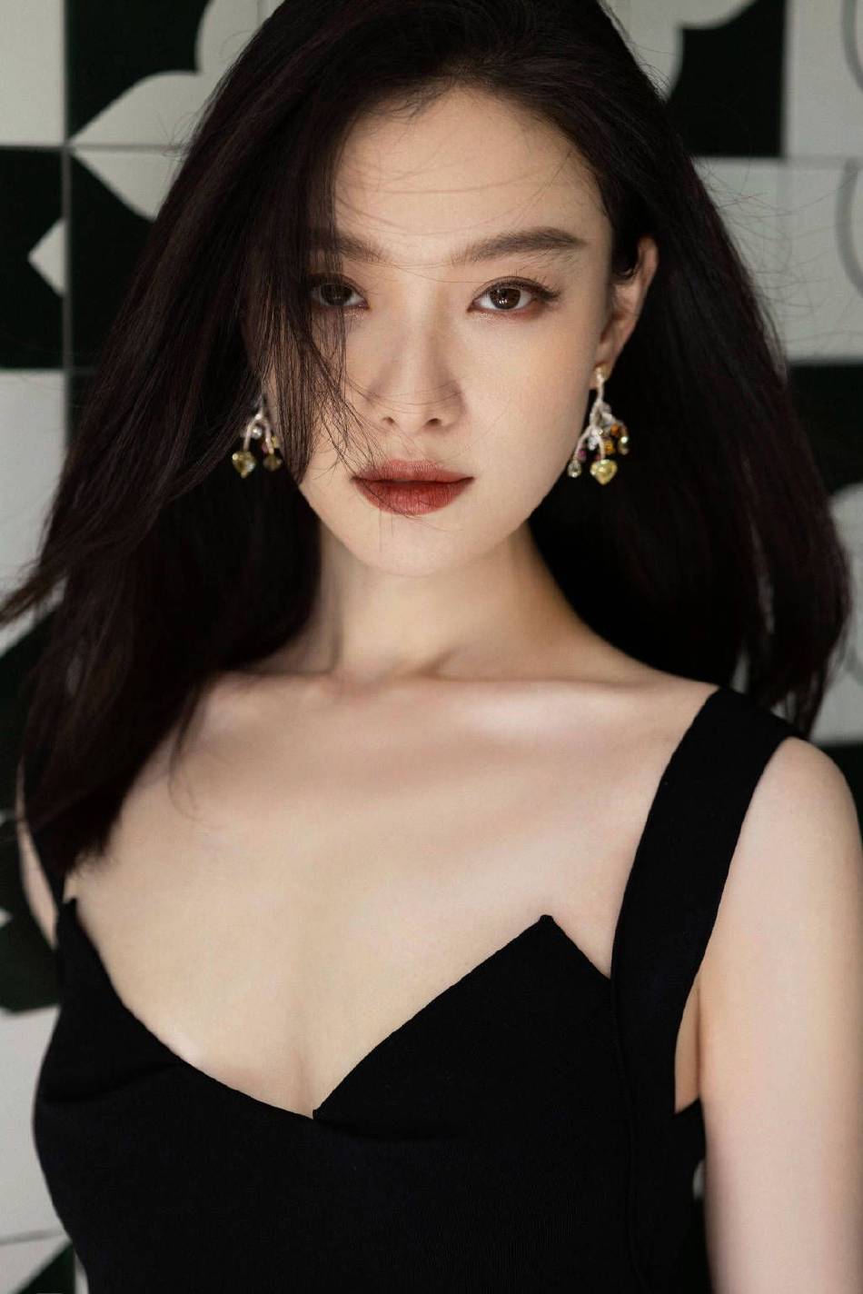 倪妮黑色鱼尾长裙大秀事业线！雪肤玉貌魔鬼身材性感火辣