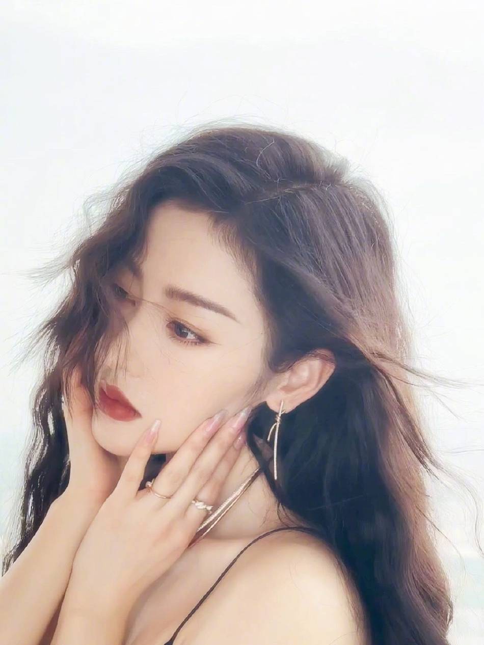 张天爱穿黑色吊带裙大秀好身材！大长腿性感迷人太有女人味-5