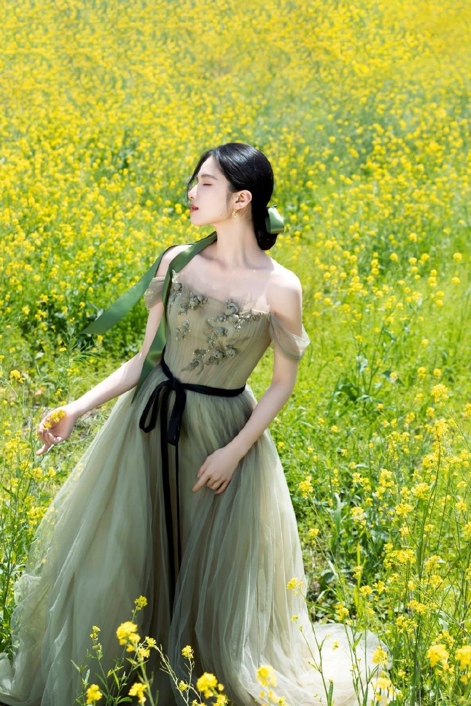 张婧仪一字肩绿色纱裙大秀美背！雪肤玉貌性感撩人-6