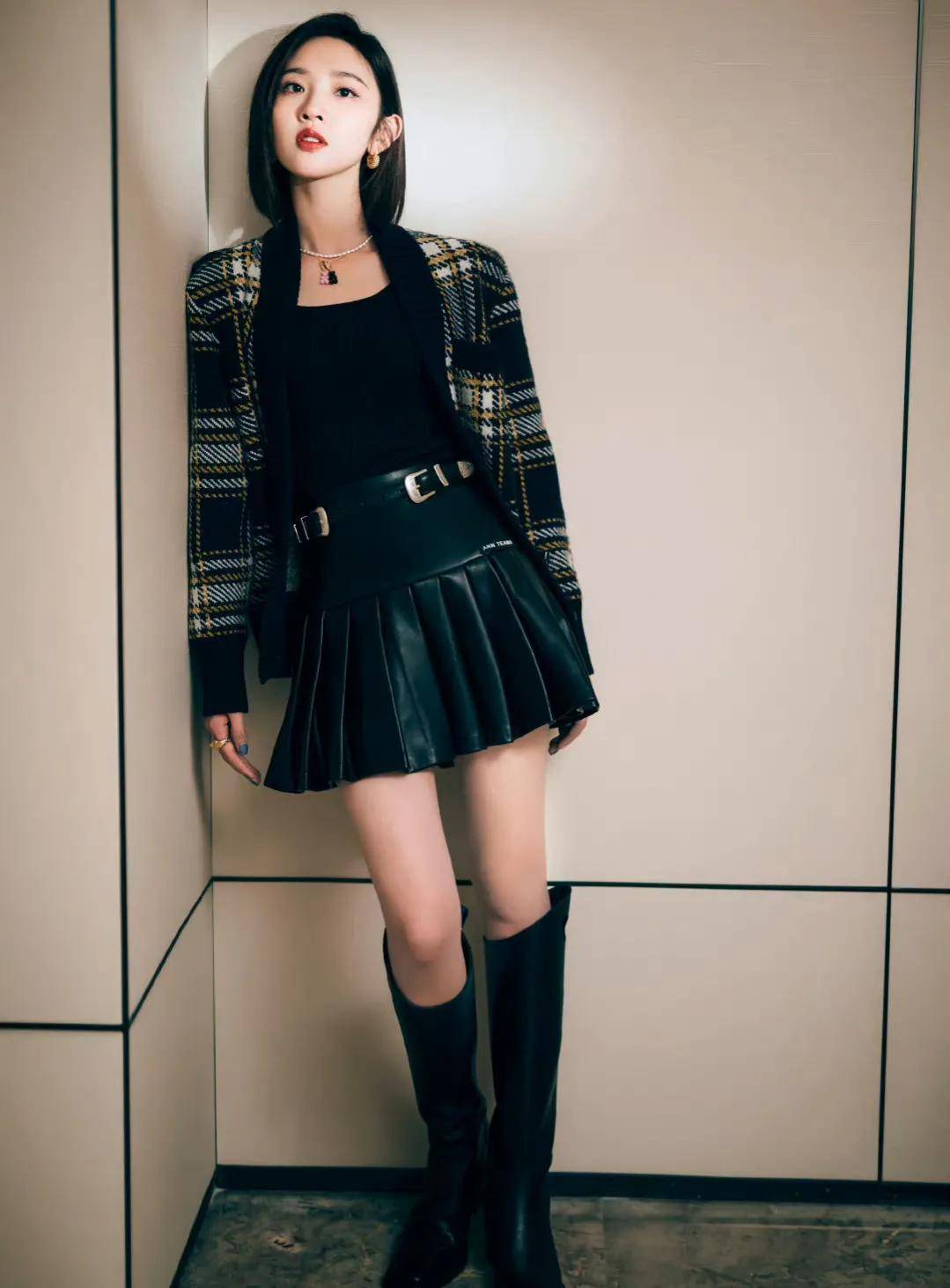 唐艺昕白色抹胸紧身礼服裙，尽显迷人性感身材-2