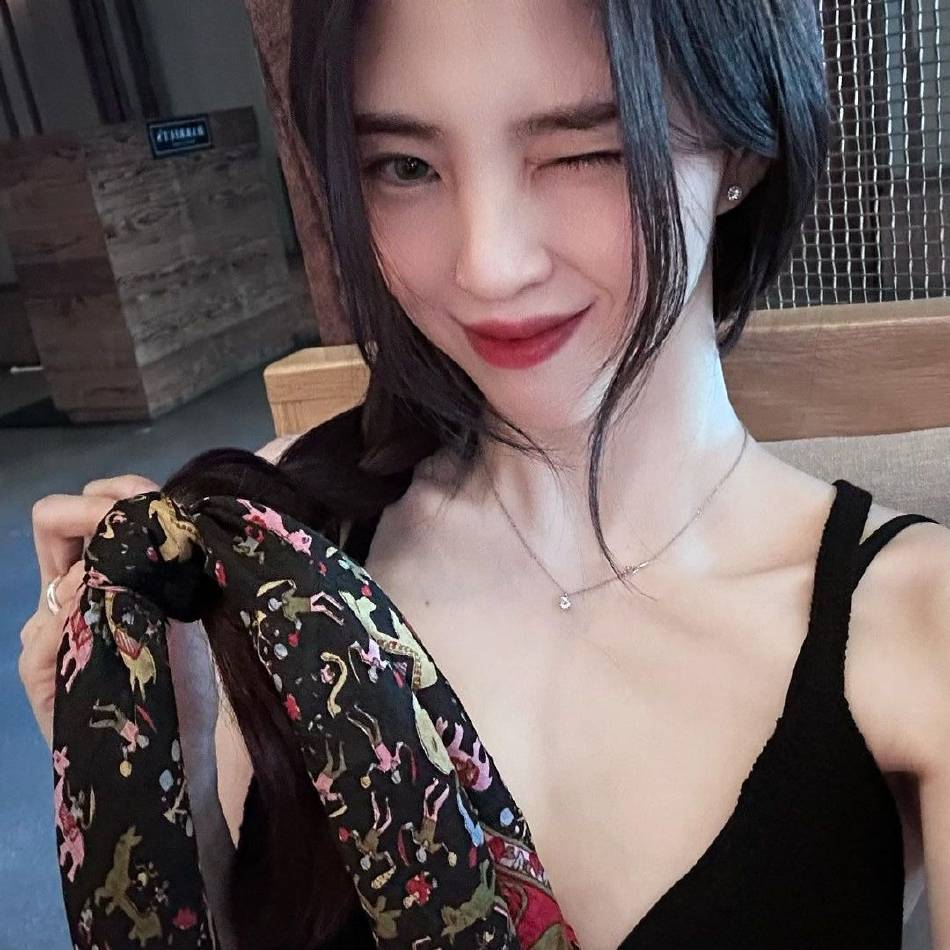 韩素希写真露美背性感迷人！肤白貌美不愧是小宋慧乔-2