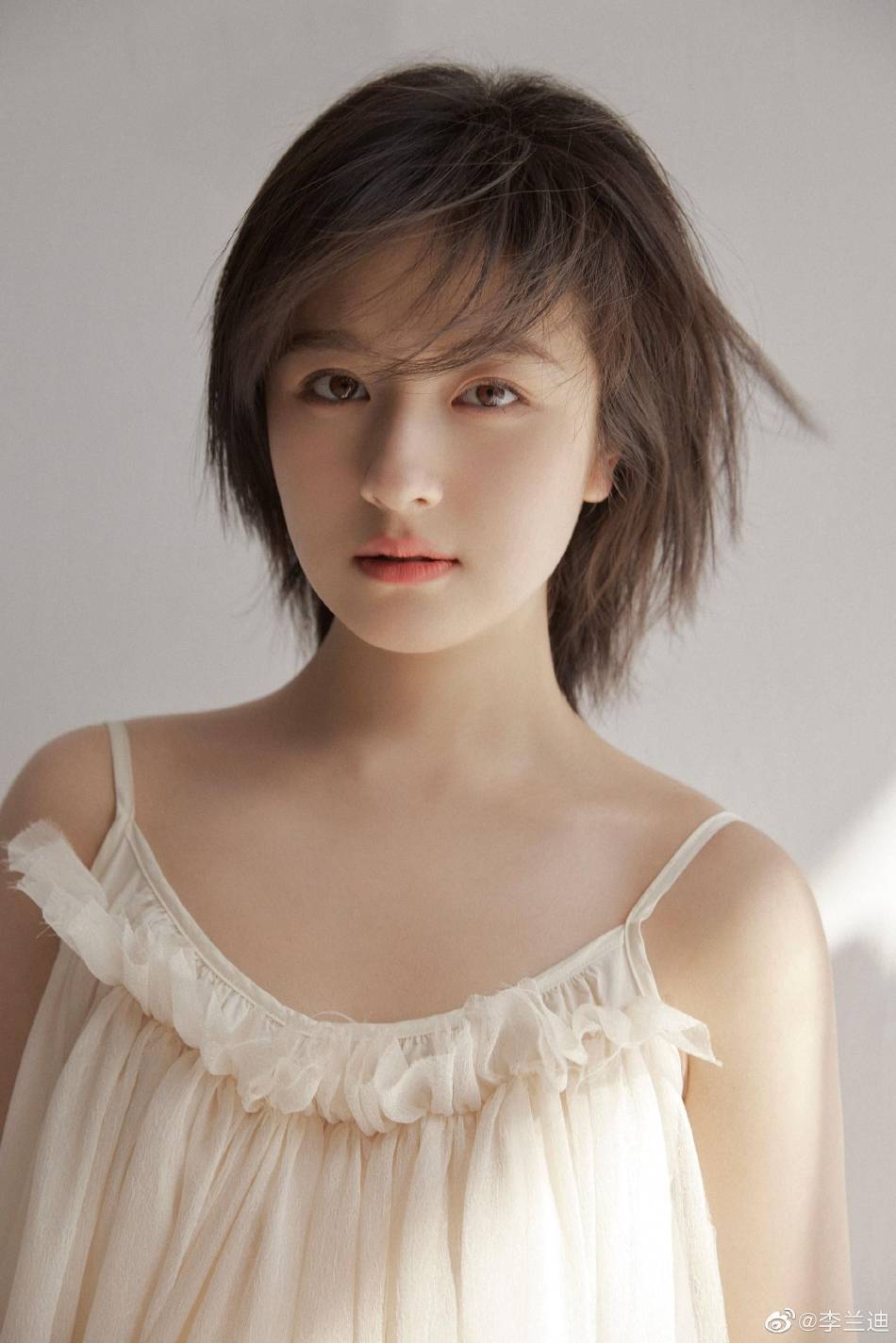 李兰迪穿纯白吊带长裙皮肤白净！氧气美女美得犹如天仙-2