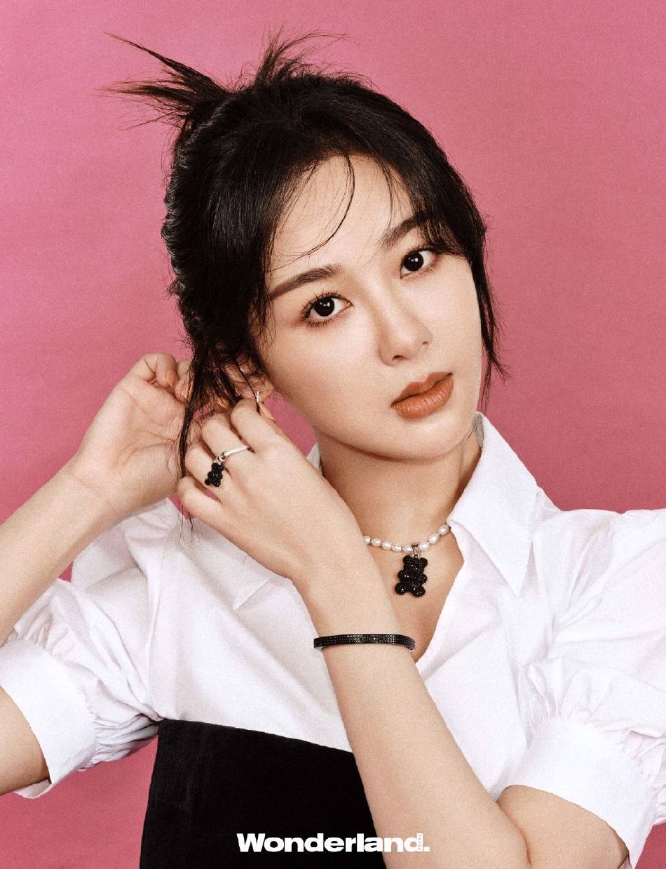 杨紫写真小露白皙香肩！天鹅颈更是大放异彩