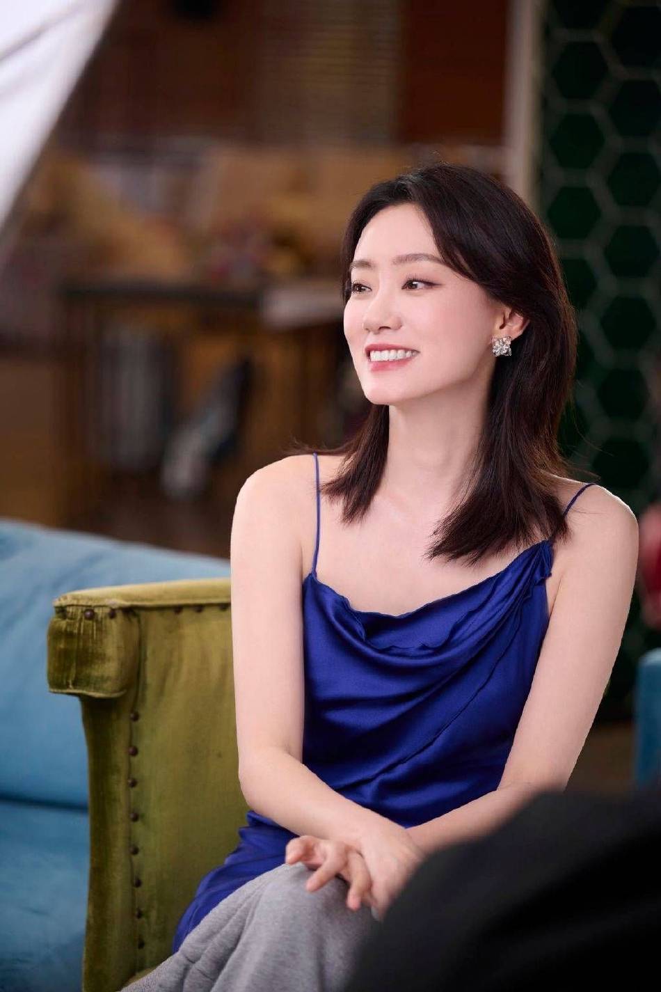 张小斐穿蓝紫色吊带裙大秀香肩！肤白貌美大美腿性感撩人-1