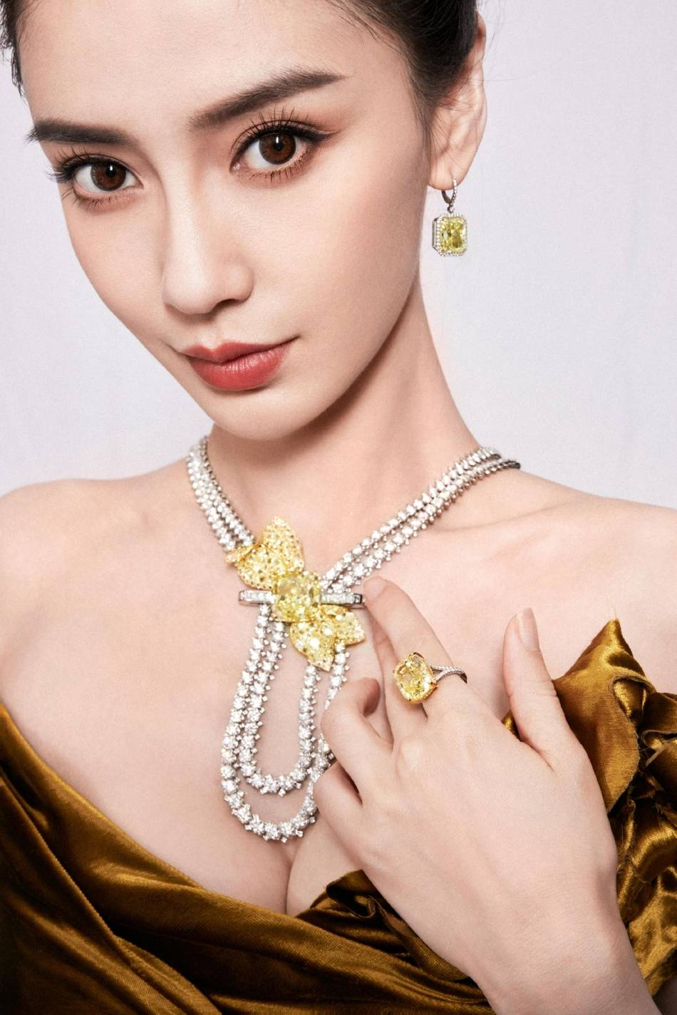 杨颖穿鎏金抹胸长裙露出事业线！曼妙身材性感撩人-1